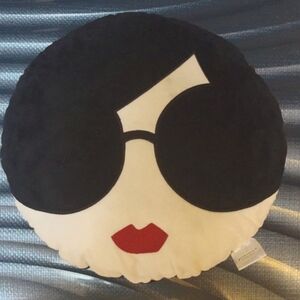 Alice + Olivia stace face round cushion